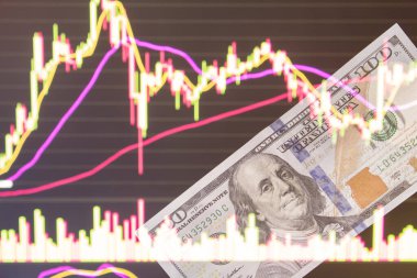 Bir dizüstü bilgisayar monitörünün önünde bir fiyat belirleyicisiyle. Forex ve ticaret. Bir tüccar eski piyasada hisse senedi, tahvil ve menkul kıymetler veya para birimlerini bizim için 100 dolara satar..
