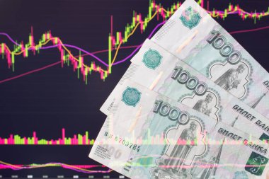 Rus rublesi, değiş tokuş programının arka planına karşı. Borsada hisse senedi, tahvil ve hisse senedi ticareti. Ruble ile Rusya 'da tüccar..