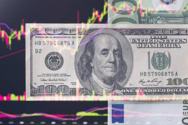 Avro ve dolar tutan eller. EUR, fiyat tabanlı bir monitörün önünde. Forex ve ticaret. Bir tüccar, Forex piyasasında veya avro karşılığında hisse senedi, tahvil ve menkul kıymetler veya para birimleri satın alır.