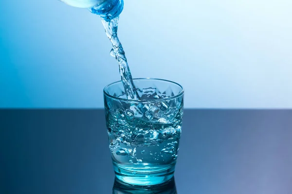 Vaso Pie Sobre Una Mesa Negra Vierta Agua Limpia Una — Foto de Stock