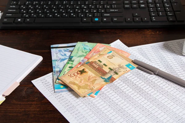 Tenge Van Kzt Liggen Tafel Naast Computer Notepad Documenten Papieren — Stockfoto