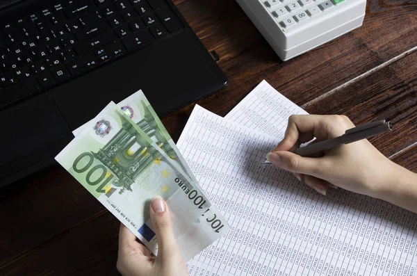 Verplichting Lonen Schulden Het Bedrijf Betalen Een Kassier Houdt Geld — Stockfoto