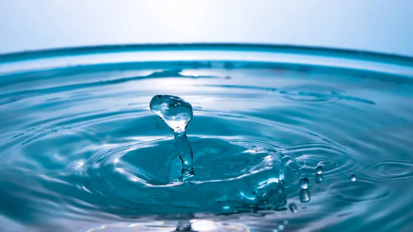Zbliżenie Rozprysku Wody Korona Niebieskiej Wody Krople Wody Zamrożone Plamy — Zdjęcie stockowe