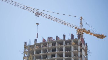 Önceden imal edilmiş yapılar ve ürünler. Yeni bir bina, gökdelen ya da vinç yardımıyla bir yapı inşa etmek. Çok katlı bir konut inşaatı.