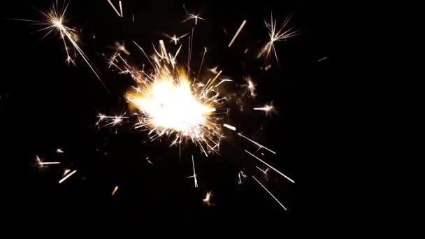 Eine Große Brennende Wunderkerze Oder Feuerwerk Nahaufnahme Auf Schwarzem Hintergrund — Stockvideo