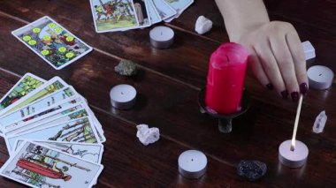 Çingene falcı içinde Tarot kartları olan eski bir kutuyu açar ve kehanet için bir kart çıkarır..