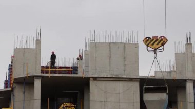 Çok katlı bir konut inşaatı. Önceden imal edilmiş yapılar ve ürünler. Yeni bir bina ya da gökdelen inşaatı.