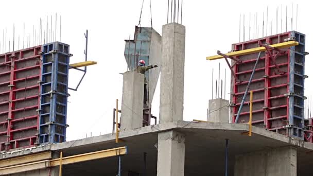 Engenheiro Civil Concerta Paredes Edifício Vários Andares Construção Usando Guindaste — Vídeo de Stock