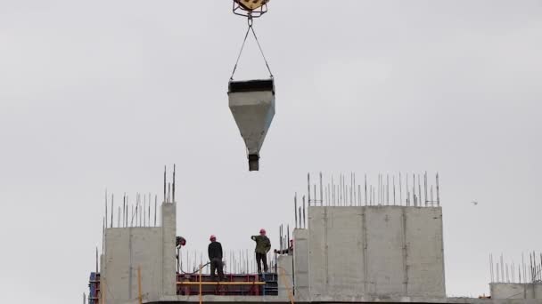 建造一座多层住宅大楼 预制结构和产品 建造新的建筑物或摩天大楼 — 图库视频影像