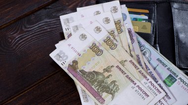 Rus rublesi olan arsa kredi kartlarıyla birlikte cüzdanda. Kağıt banknotlar Rus Rublesi. Ruble, Rusya 'nın milli para birimi.