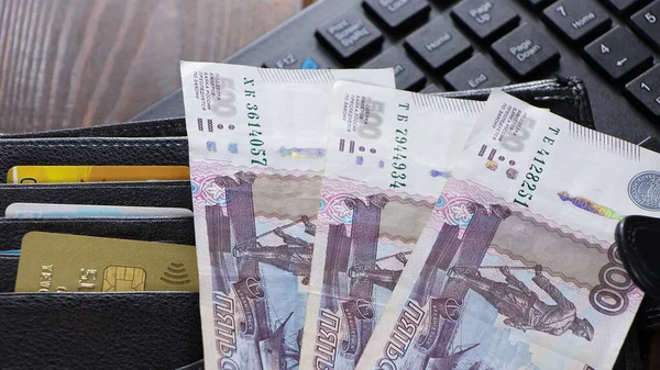 Veel Met Russische Roebel Zit Portemonnee Met Creditcards Papieren Bankbiljetten — Stockfoto