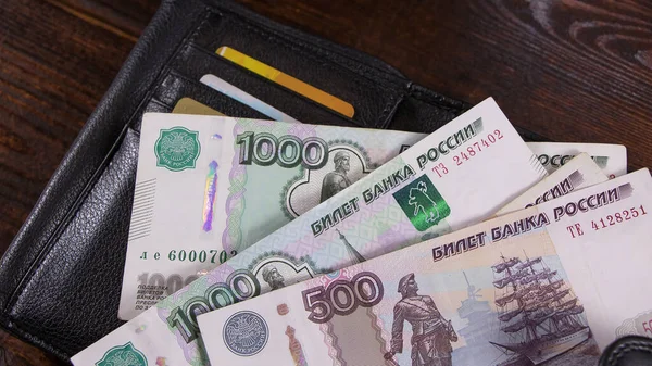 Viel Mit Russischen Rubel Ist Auf Der Brieftasche Mit Kreditkarten — Stockfoto