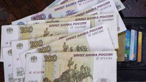 Лот Российскими Рублями Бумажнике Кредитными Карточками Бумажные Банкноты Российские Рубли — стоковое фото