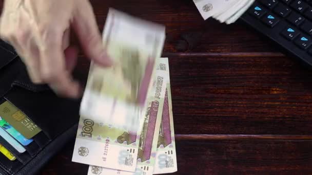 Egy Személy Orosz Rubelben Számolja Pénzt Fizetés Készpénzben Egy Bankban — Stock videók