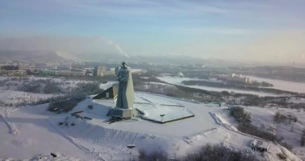 Murmansk, Rusia - 6 de marzo de 2018: Monumento a los libertadores del Ártico Soviético. — Vídeo de stock