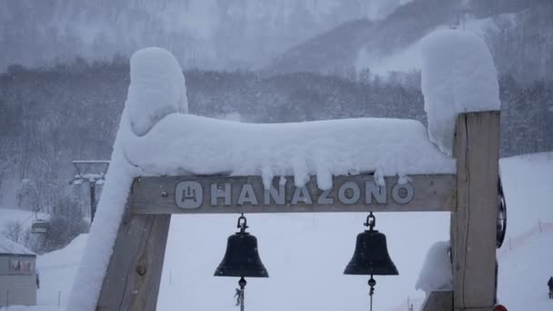Las campanas japonesas cubiertas de nieve — Vídeo de stock