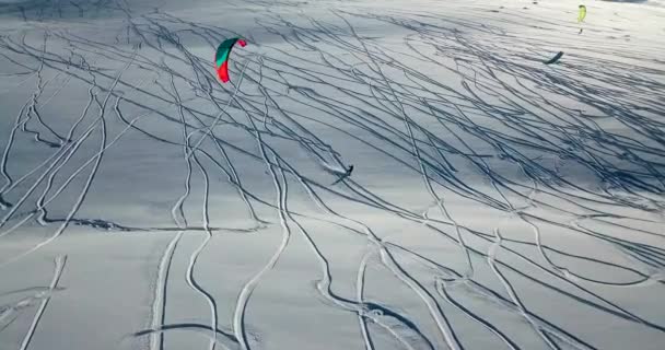Вид с воздуха на людей, катающихся на снегоходах в тундре. — стоковое видео