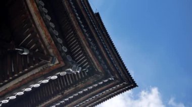 Japon tapınağının çatısına yakından bak.