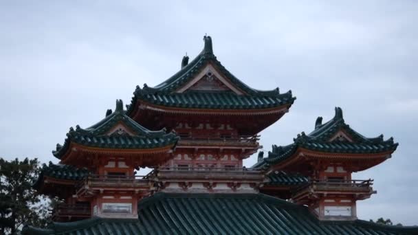 Close-up blik op het dak van de Japanse tempel — Stockvideo