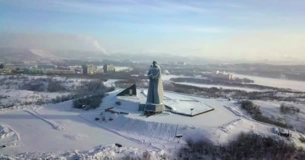 Murmansk, Rússia - 6 de março de 2018: Monumento aos libertadores do Ártico Soviético. — Vídeo de Stock