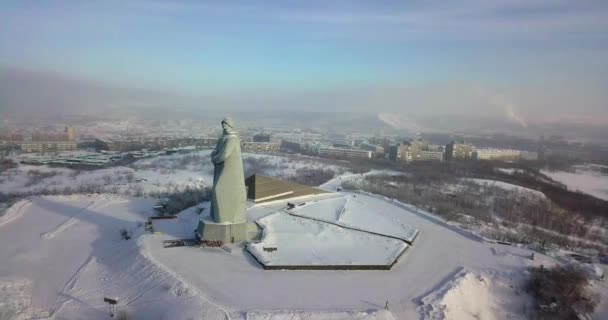 ロシアのムルマンスク – 2018年3月6日:ソ連北極圏の解放者への記念碑. — ストック動画