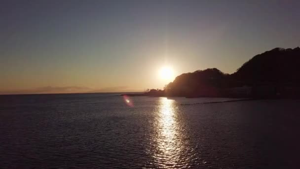 Pôr-do-sol deslumbrante no oceano. Bela vista aérea . — Vídeo de Stock