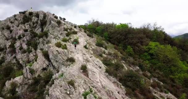 Vue aérienne d'un VTT soulevant son vélo au sommet de la montagne. — Video