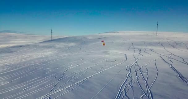 Vue aérienne de personnes faisant du snowkite dans la toundra. — Video