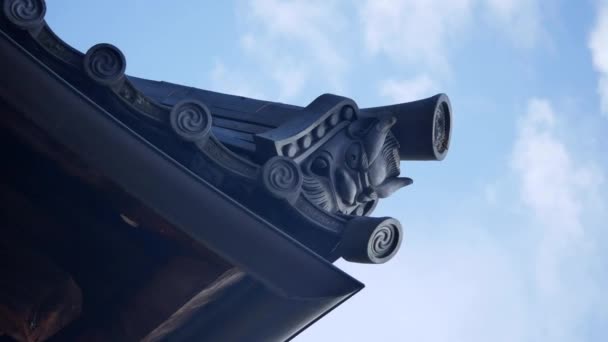 Detailní pohled na střechu japonského chrámu — Stock video