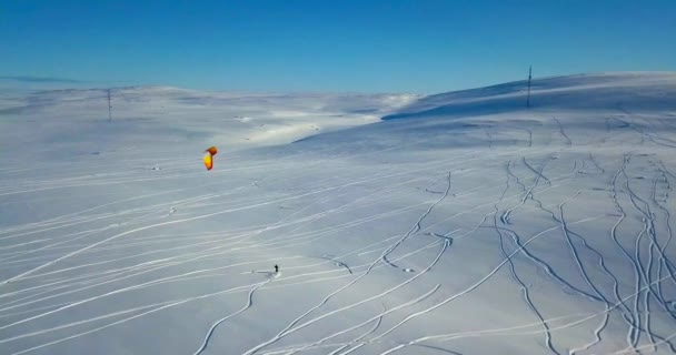 Vista aérea de la gente haciendo snowkiting en tundra. — Vídeos de Stock