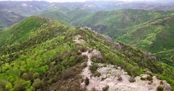 Mountain biking in the Finale Ligure. — Stock Video