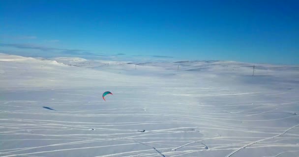 Letecký pohled na lidi na sněžnicích v tundře. — Stock video