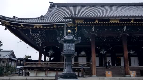 Japón, Tokio - enero 2019 Vista de cerca del techo del templo japonés — Vídeos de Stock