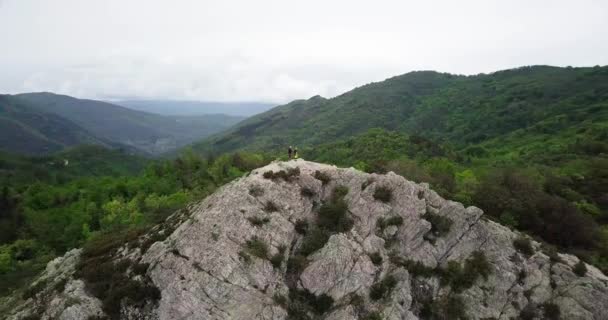 Paseo aéreo ciclistas de montaña de pie en la cima de la montaña , — Vídeos de Stock