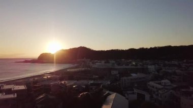 Okyanusta çarpıcı bir gün batımı. Güzel hava manzarası.