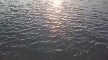 Okyanusta çarpıcı bir gün batımı. Güzel hava manzarası.