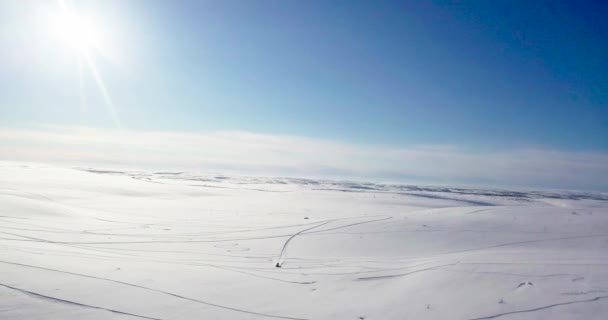 Tundrada kar arabaları. — Stok video
