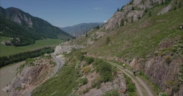 Mountainbikers i bergen i Altay — Stockvideo