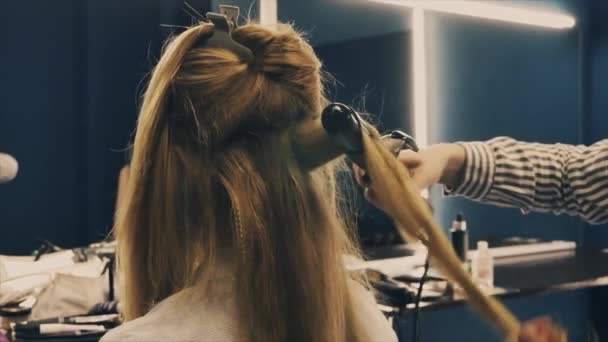 Peluquería maquillaje artista peinado modelo rubia — Vídeos de Stock