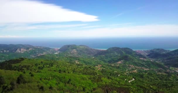 Luchtfoto van de kust van Finale Ligure. — Stockvideo