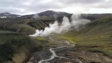 Sıcak su ve dumanlı jeotermal arazi.