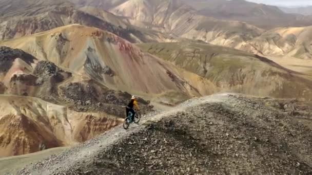 Amazing aerial drone shot of people riding on a path in Iceland — Stock Video