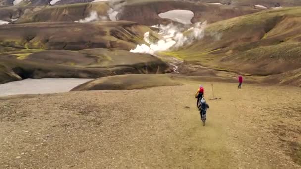 Niesamowite zdjęcie lotnicze dronów ludzi jadących ścieżką na Islandii — Wideo stockowe