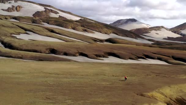 Incredibile drone aereo di persone che cavalcano su un sentiero in Islanda — Video Stock