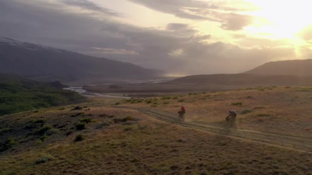Niesamowite zdjęcie lotnicze dronów ludzi jadących ścieżką na Islandii — Wideo stockowe