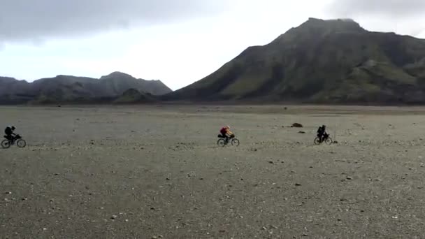 Úžasné letecké drone záběr lidí jedoucích na cestě na Islandu — Stock video