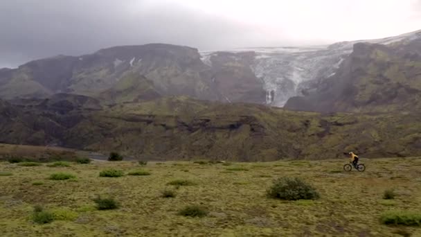 Amazing aerial drone shot of people riding on a path in Iceland — Stock Video