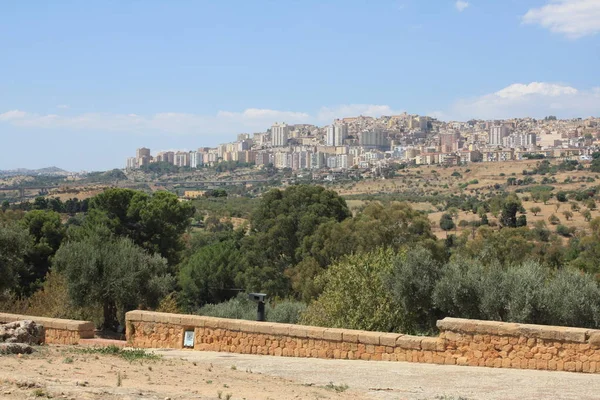 Vista de la ciudad de Agrigento desde el valle de los templos, Sicilia . — Foto de Stock