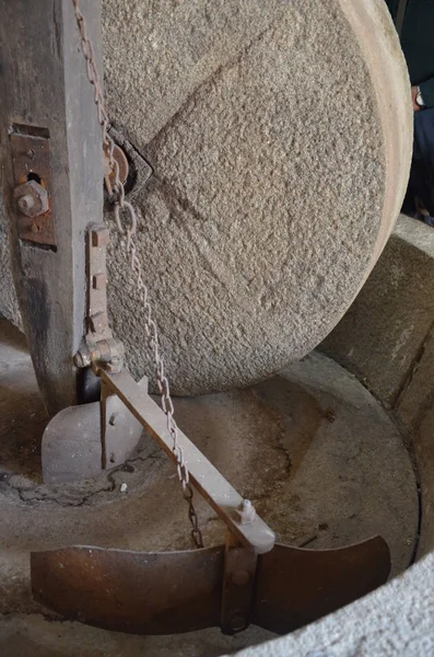 Камень старой мельницы с гравием — стоковое фото