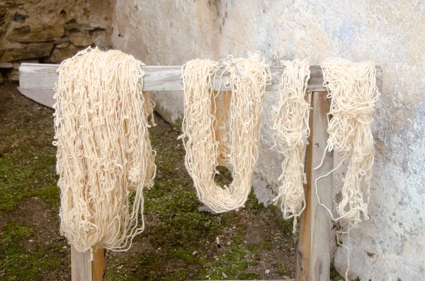 Traditional wool dyeing — Stock Photo, Image